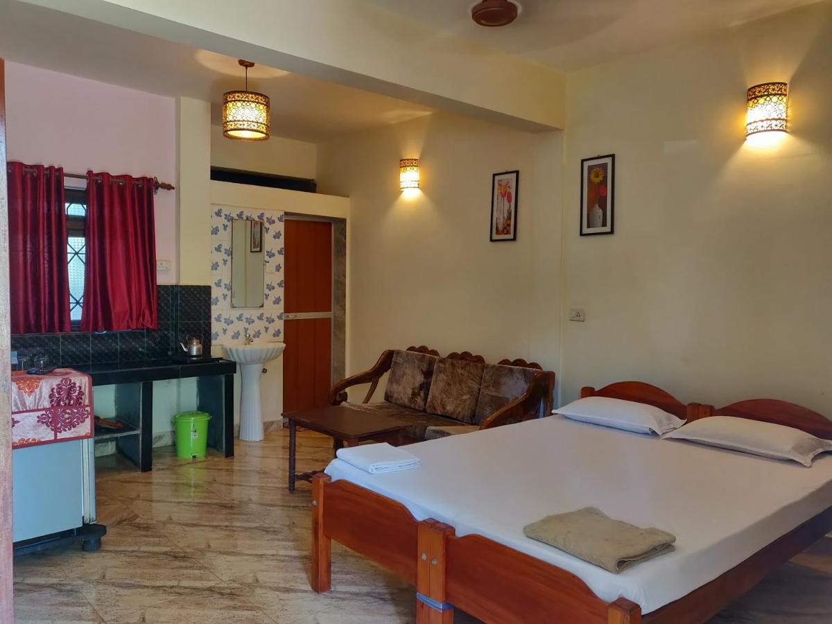 Morjim Sunset Guesthouse- Apartments With Kitchen & Ac Rooms Exterior photo